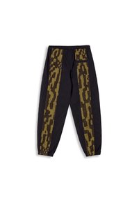 Zwarte broek met brede, gestructureerde groene en bruine camouflage-strepen aan de zijkanten. Elastische tailleband en taps toelopende broekspijpen.