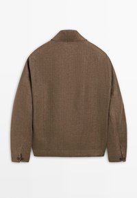 Veste marron à manches longues avec poignets à boutons, ourlet droit et col plié, vue de dos sur fond blanc.