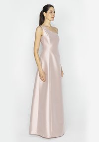 Jasnoróżowa satynowa suknia z jedną ramiączkiem, długości do podłogi, o gładkiej fakturze i dopasowanej górze przechodzącej w spódnicę w kształcie litery A.