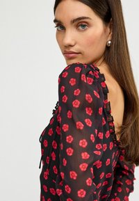 Next REGULAR FIT - Päevakleit - black floral
