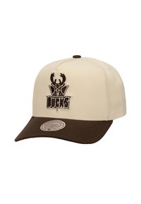 Gorra color crema con visera marrón, que presenta un logotipo bordado de los Milwaukee Bucks con astas y texto. Hecha de un tejido estructurado.