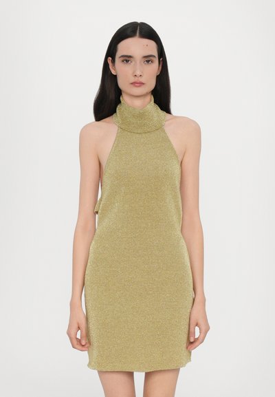 Goldener Halter-Neck-Kleid aus schimmerndem Stoff, knielang mit einer taillierten Silhouette und hohem Kragen, der eine glatte Textur zeigt.