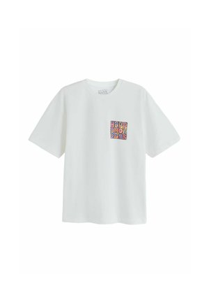 Weißes T-Shirt mit kurzen Ärmeln und buntem Blocktext "HAPPY MONDAYS" auf der linken Brust.