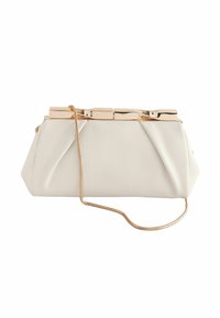 Clutch bianca in satin con design a pieghe, hardware in metallo dorato e una sottile tracolla a catena. Forma arrotondata con chiusura superiore strutturata.