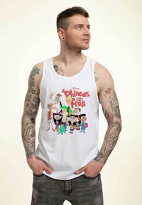 Camiseta sin mangas de algodón blanca con un colorido estampado de personajes de dibujos animados de "Phineas y Ferb". Incluye varios elementos de diseño y colores vibrantes.