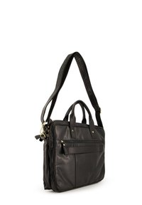 Schwarze Dokumententasche aus Leder mit zwei Griffen und verstellbarem Schulterriemen. Verfügt über eine vordere Reißverschlusstasche und goldfarbene Beschläge.