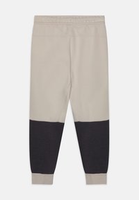 Nike Sportswear TECH FLEECE PANT - Treniņtērpa apakšdaļas - light bone/dark grey/black