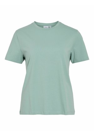 Gaiši zaļa kokvilnas T-krekls ar apaļu kakla izgriezumu un īsām piedurknēm. Gluda tekstūra, brīvs piegriezums, minimāls dizains bez redzamām rotāšanām.