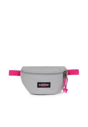 Riñonera gris de Eastpak con correas y tiradores de cremallera rosas, parche con logo frontal, forma rectangular con bordes redondeados.
