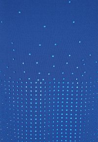 Blått tyg med glittrande paljetter som gradvis övergår från sällsynta till täta längst ned, vilket skapar en texturerad visuell effekt.