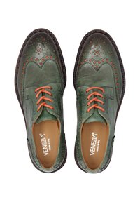 Groene leren schoenen met een ingewikkeld brogue-ontwerp, oranje veters en decoratieve perforaties. Gladde afwerking met een ronde neus.