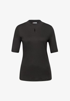 Černý top s krátkým rukávem, vysokým límcem a detailním výřezem ve tvaru klíčové dírky. Vyroben z hladkého materiálu s přiléhavým střihem a čistými švy.