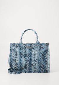 Blaue Denim-Tasche mit strukturiertem Muster, doppelten Griffen und einem abnehmbaren Schultergurt. Mit Logo-Akzent.