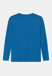 Långärmad t-shirt i livfull blått tyg. Klassisk rund halsringning, slät textur, enkel design, utan synlig tryck eller dekorationer.