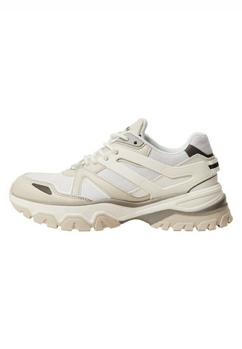 Chaussures de sport légères couleur blanc cassé avec tige en mesh, superpositions synthétiques et semelle en caoutchouc robuste présentant des motifs de traction prononcés.