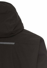 Veste à capuche noire avec une texture lisse et légèrement brillante. Présente une bande réfléchissante le long du dos et des coutures minimales.