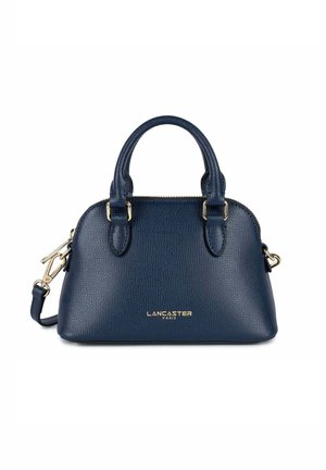 Piccola borsa a mano in pelle blu navy con finitura testurizzata, doppi manici superiori, tracolla staccabile e accento logo oro sulla parte anteriore.