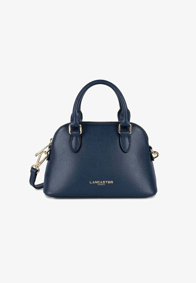 Piccola borsa a mano in pelle blu navy con finitura testurizzata, doppi manici superiori, tracolla staccabile e accento logo oro sulla parte anteriore.