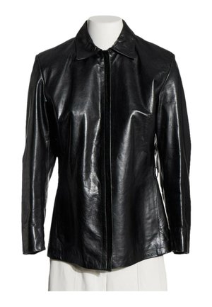 Chaqueta de cuero negra de manga larga con cuello y cremallera frontal, mostrada en un torso de maniquí blanco sobre un fondo blanco.