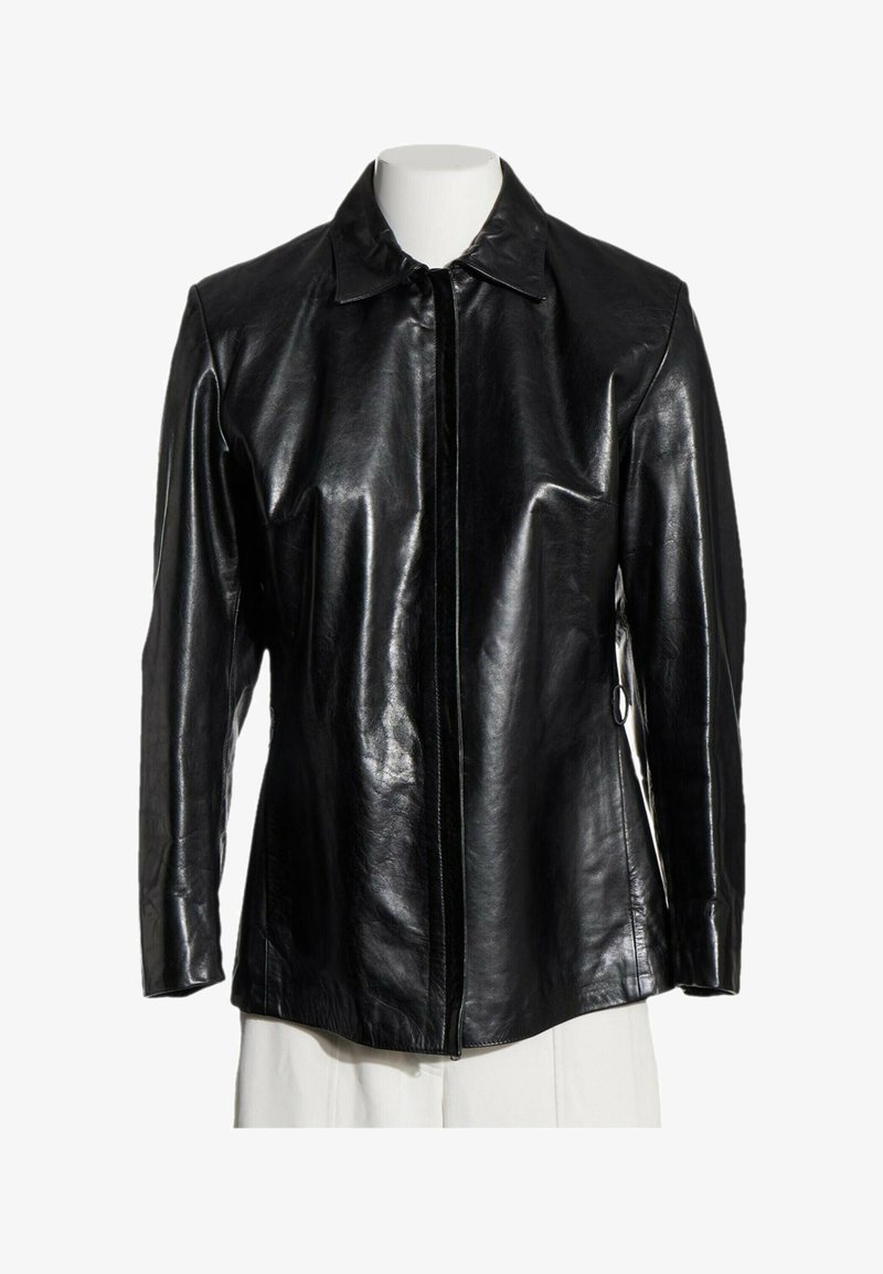 Veste en cuir noire à manches longues, avec col et fermeture éclair à l'avant, présentée sur un torse de mannequin blanc sur fond blanc.