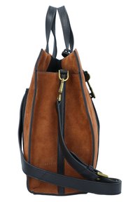 Sac à main en daim marron avec des accents en cuir noir. Caractérisé par une forme allongée, des poignées supérieures, une bandoulière ajustable et une quincaillerie en laiton.