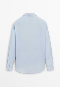 Lichtblauwe langesleeve shirt gemaakt van gladde stof. Het heeft een klassieke kraag, knoopmanchetten en een gebogen zoom onderaan.