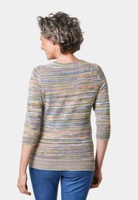 Mehrfarbiger gestreifter Pullover mit Dreiviertelärmeln und rundem Halsausschnitt, aus leichtem Material gefertigt, mit gerippten Bündchen und Saumdetails.