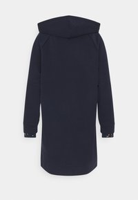 Vestido con capucha de color navy, hecho de una tela suave, con un diseño largo, capucha y acentos estampados en los puños. Estilo sencillo y funcional.
