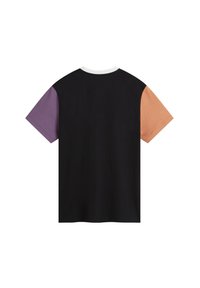 Camiseta negra con mangas cortas en contraste de color lila y naranja, con un cuello redondo blanco y textura suave de algodón.