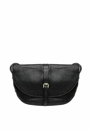 Schwarze, strukturierte Leder-Crossbody-Tasche mit geschwungener Klappe und zentralem Riemen mit kleiner silberner Schnalle.