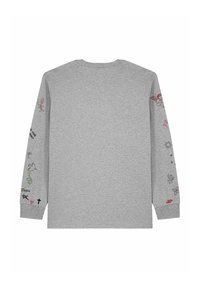 Chemise gris clair à manches longues avec de petites griffonnages et symboles colorés imprimés le long des deux manches, incluant des animaux, des plantes et des formes abstraites.