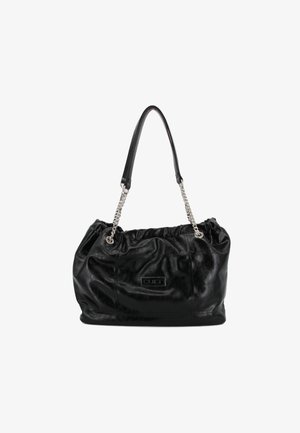 Borsa a tracolla in pelle nera con design arricciato, manici in catena argentata e dettaglio con logo. Texture liscia con finitura lucida.