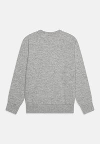 Sudadera gris, cuello redondo, mangas largas, material de mezcla de algodón, puños y dobladillo acanalados, textura suave, sin patrones o gráficos visibles.