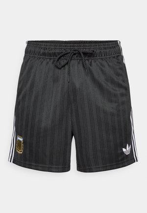 Sorte atletikshorts med et struktureret vertikalt stribemønster, elastisk taljebånd og snor. Har hvide striber og et broderet logo.