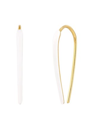 Nowoczesne asymetryczne kolczyki z gładką, białą żywiczną przednią częścią i zakrzywionymi złotymi tyłami.