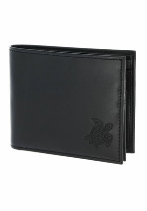Portefeuille bifold en cuir noir avec bords cousus et motif tribal de tortue embossé dans le coin avant, partiellement ouvert.