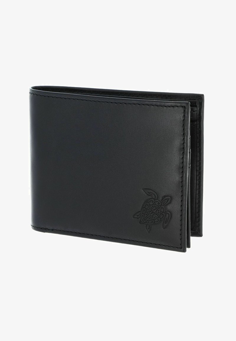 Portefeuille bifold en cuir noir avec bords cousus et motif tribal de tortue embossé dans le coin avant, partiellement ouvert.