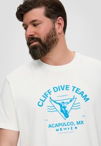 Weißes Baumwoll-T-Shirt mit einem blauen Grafikdruck eines Tauchers und dem Text "CLIFF DIVE TEAM ACAPULCO, MX" in fetter Typografie.