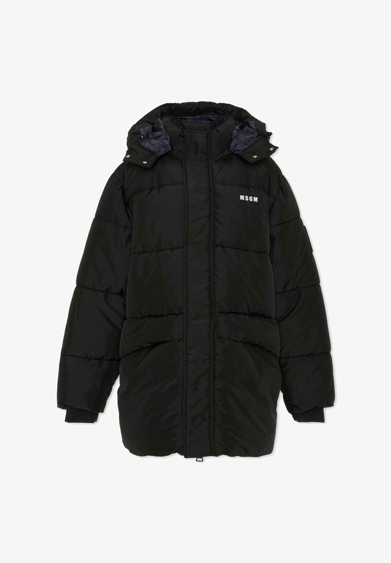 Czarna ocieplana kurtka z wysokim kołnierzem, zamkiem błyskawicznym i odpinanym kapturem. Wyróżnia się ściągaczami na rękawach i subtelnym logo.