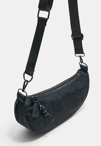Borsa a tracolla nera con forma arrotondata, realizzata in tessuto, chiusura superiore con zip e tracolla regolabile. Presenta un piccolo cartellino con un anello.