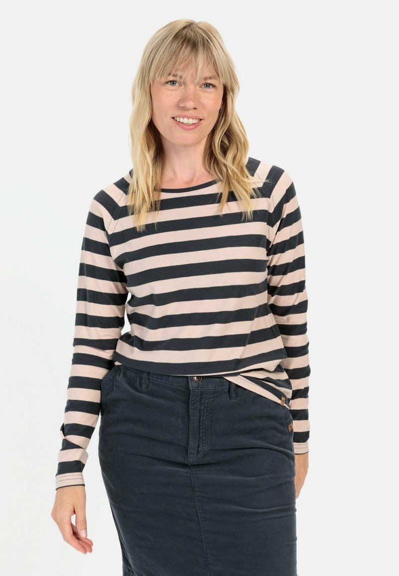 Gestreepte lange mouw top in beige en marineblauw, met een ronde halslijn en een relaxed fit, gecombineerd met een donkerdenimrok.