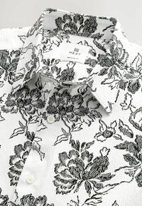 REGULAR FIT - SHORT SLEEVE - Srajca - black white floral