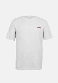 Ανοιχτό γκρι κοντομάνικο T-shirt με μικρό κόκκινο γραφικό αγωνιστικού αυτοκινήτου στο πάνω αριστερό μέρος του στήθους.