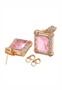Orecchini color oro con grandi gemme rettangolari tagliate rosa e trasparenti, arricchiti da cristalli più piccoli e fissati con un perno sul retro.