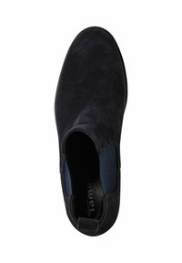Botín de ante hasta el tobillo en un azul marino oscuro con paneles laterales elásticos. Textura suave, punta redondeada y plantilla acolchada con logo.