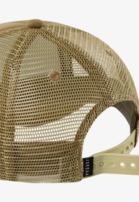 Bēšs acs beisbola cepure ar solidu brūnu priekšējo paneli, ar regulējamu aizdari (snapback) un teksturētu rakstu. Iekļauti ventilācijas caurumi un logo birka.