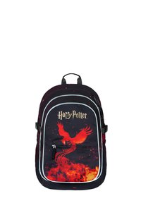 Černý batoh s designem červeného fénixe a plameny, obsahuje text "Harry Potter"; má nastavitelné popruhy a přední zipovou kapsu.