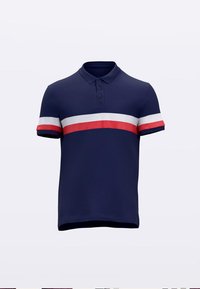 Īsroku polo krekls tumši zilā krāsā ar horizontālu sarkanu un baltu svītru pāri krūtīm; izgatavots no mīksta, teksturēta auduma.