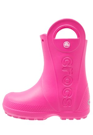 Stivale impermeabile rosa con impugnatura rotonda, parte superiore texturizzata e dettaglio con logo. Presenta una suola piatta con piccoli puntini antiscivolo. Materiale morbido e flessibile.
