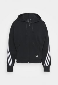 Sudadera con cremallera negra hecha de un tejido suave, con capucha ajustable, acentos blancos de tres rayas en las mangas y un pequeño logo en la parte delantera.